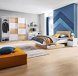 Izba pre mladých - písací stôl